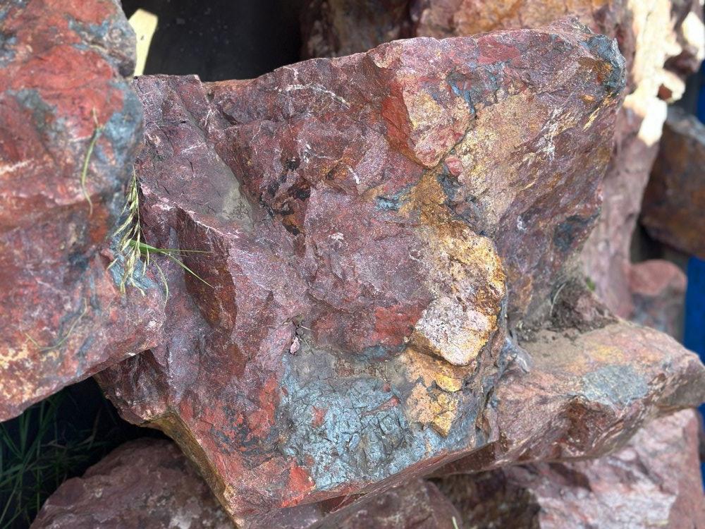 Камни для ландшафтного дизайна красно-фиолетовые 10-60 килограмм купить в Чебоксарах