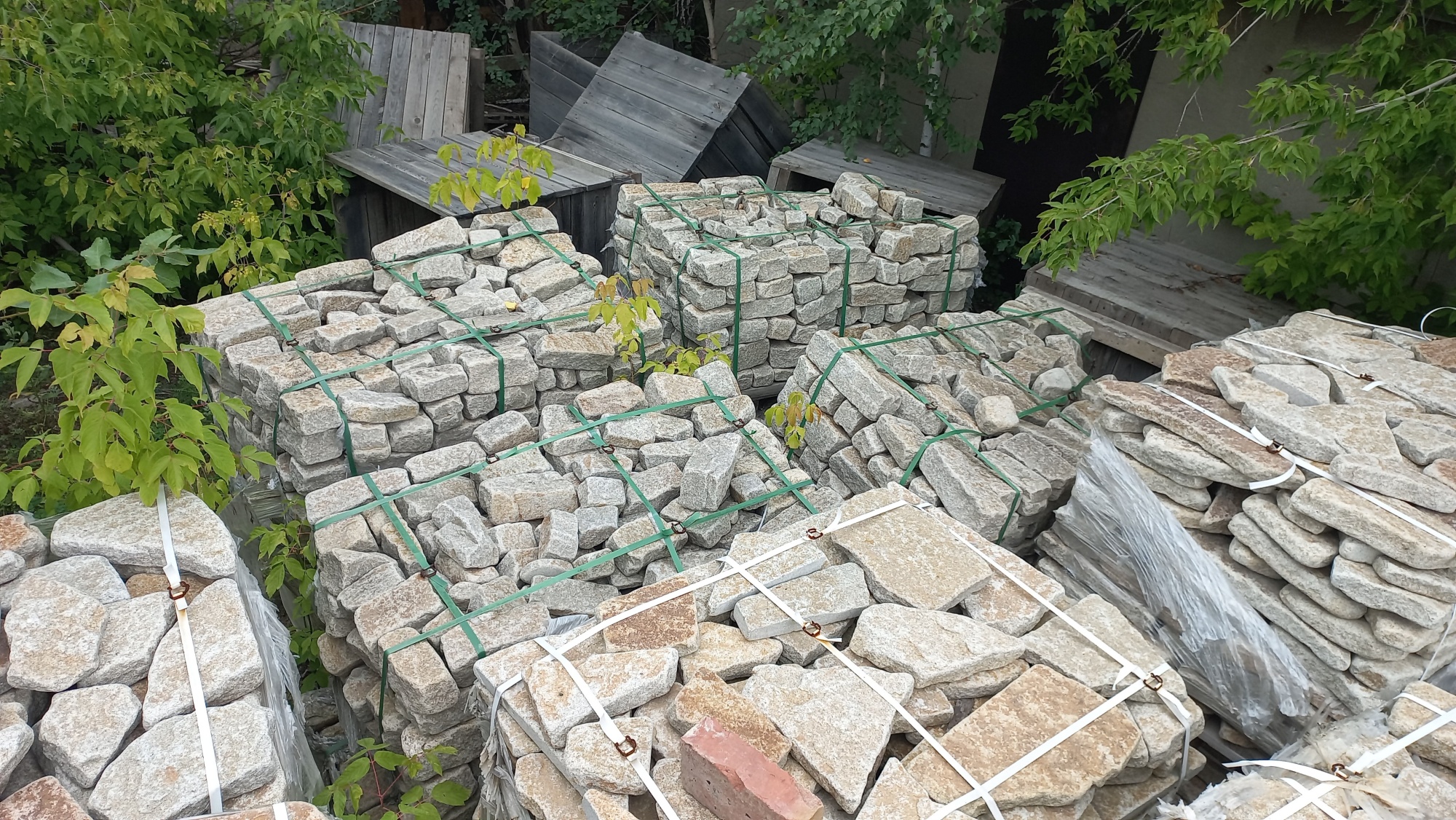 Плитняк галтованный гранитный для ландшафтного дизайна купить в Чебоксарах