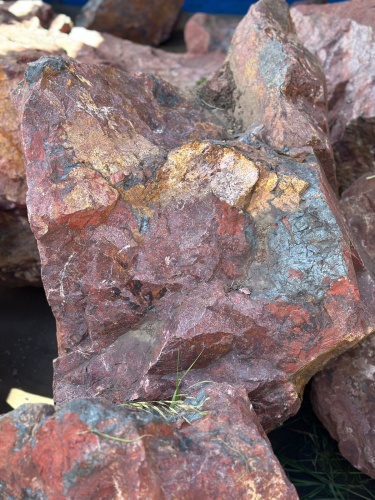 Камни для ландшафтного дизайна красно-фиолетовые 10-60 килограмм купить в Чебоксарах