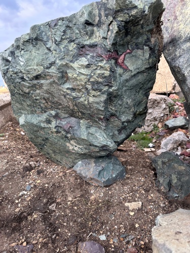 Гигантские зелёные валуны для ландшафтного дизайна весом более 5 тонн купить в Чебоксарах