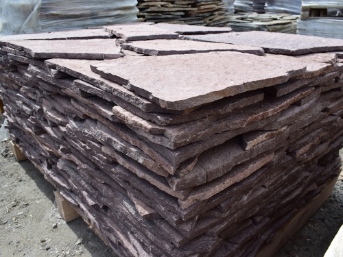 Плитняк лемезит бордовый для облицовки цоколя 20-25 мм  купить в Чебоксарах