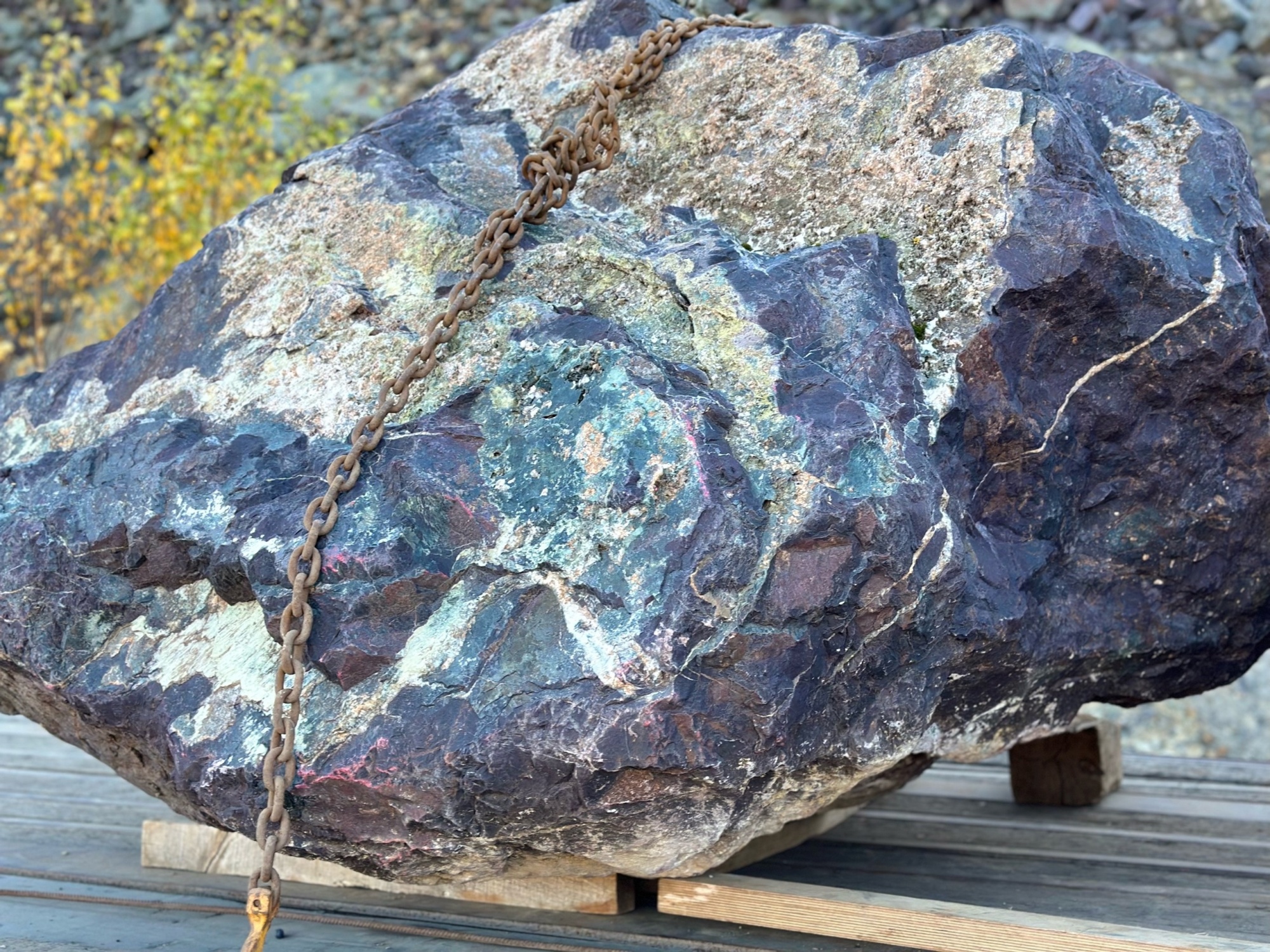 Огромные красно-фиолетовые валуны для ландшафтного дизайна весом более 5 тонн купить в Чебоксарах