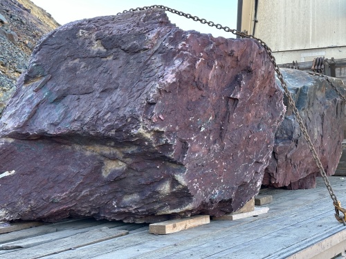 Огромные красно-фиолетовые валуны для ландшафтного дизайна весом более 5 тонн купить в Чебоксарах