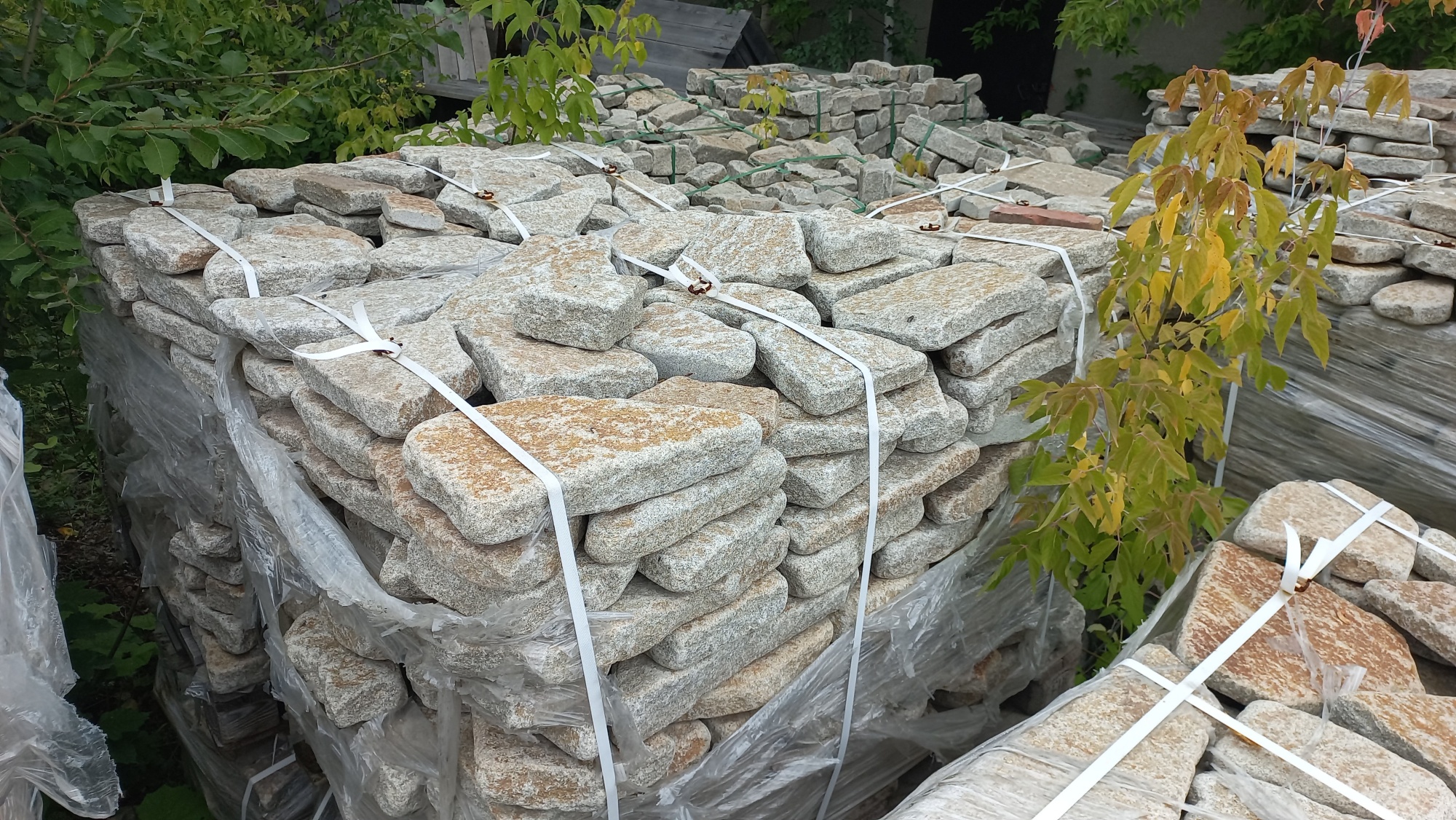 Гранитный плитняк галтованный для мощения купить в Чебоксарах