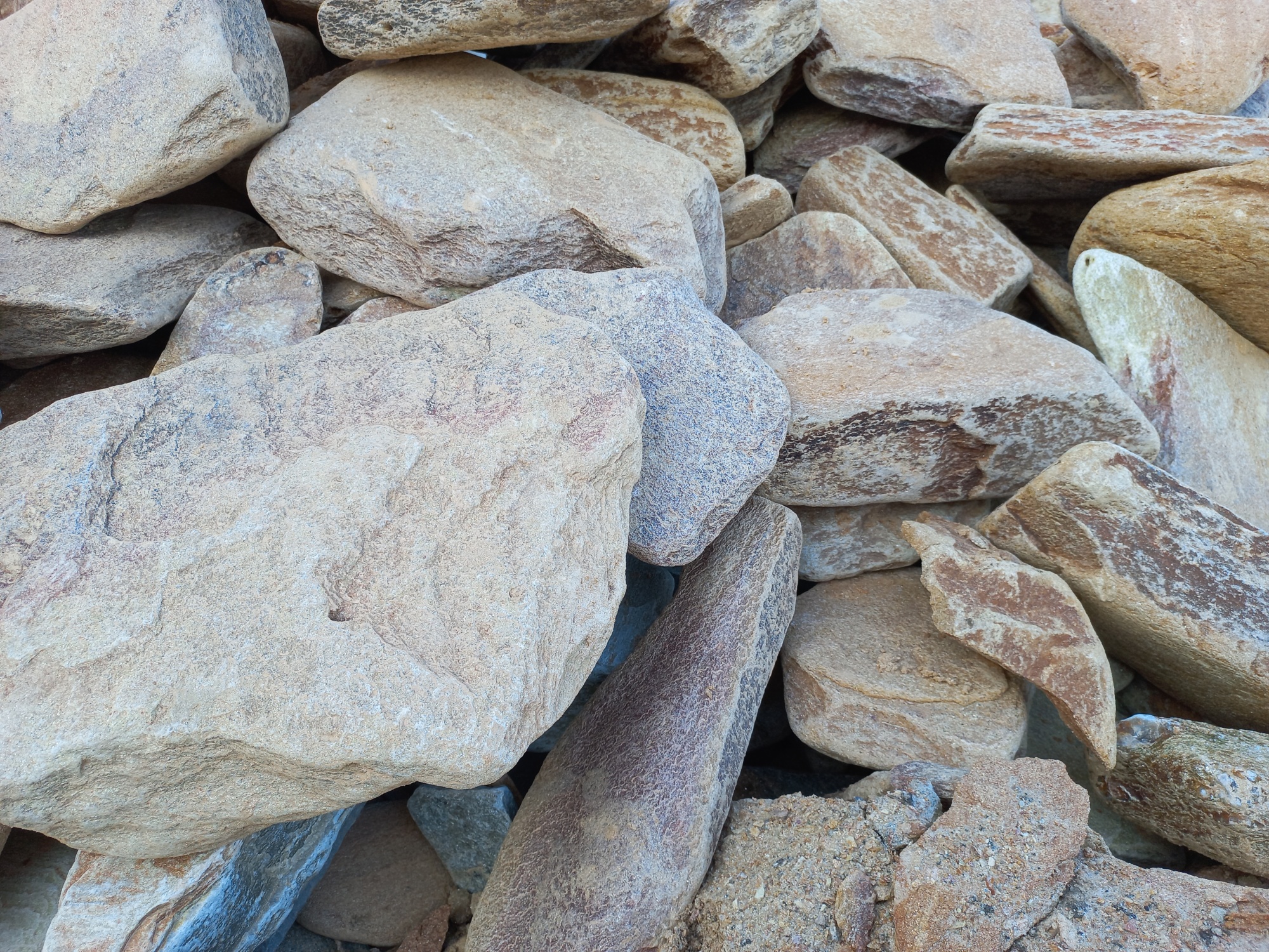 Златолит жёлтый, жёлто-зелёный глыбки и валуны для ланшафтного дизайна купить в Чебоксарах