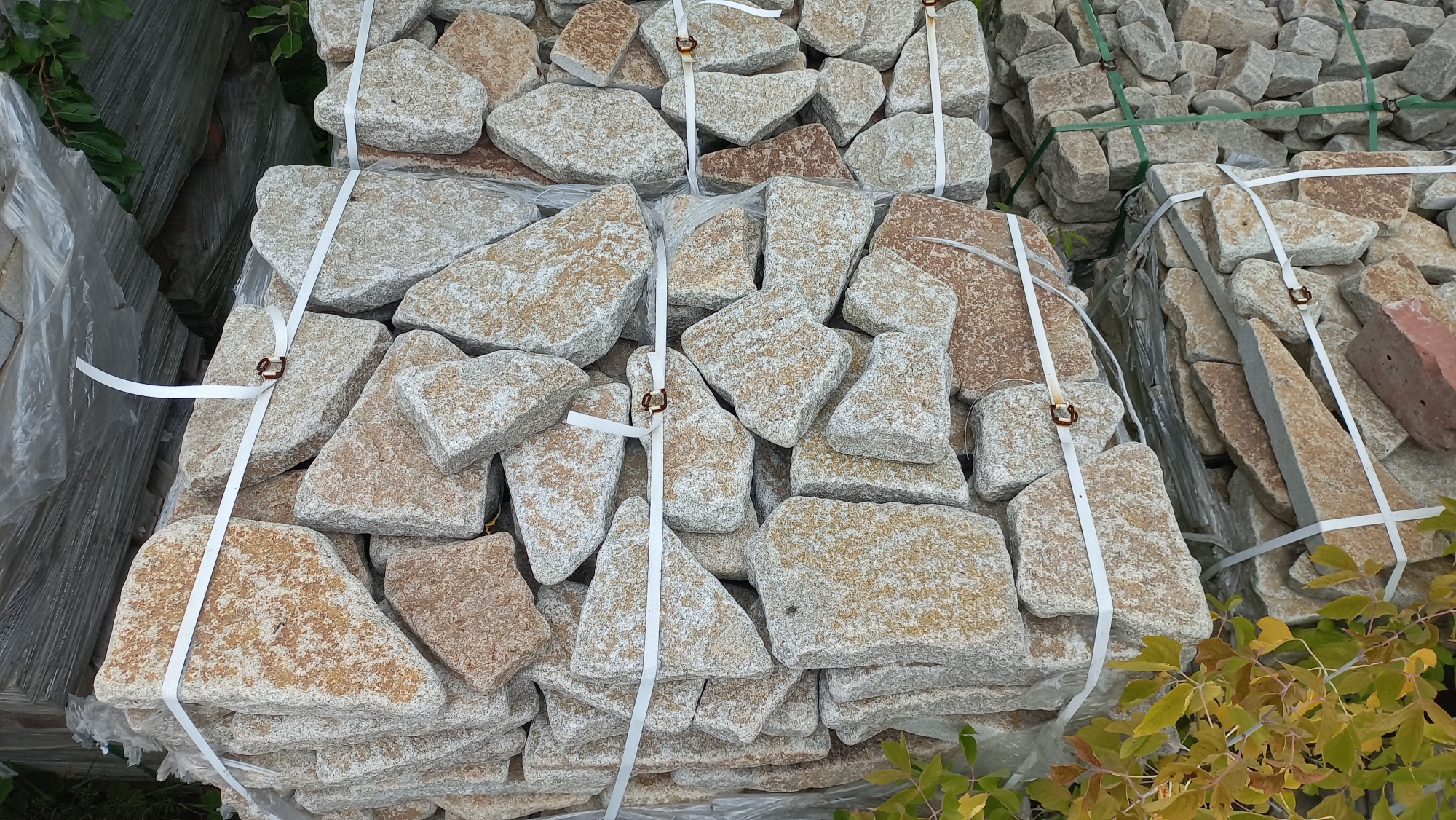 Гранитный плитняк галтованный для мощения купить в Чебоксарах